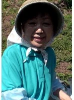 M915G-012 -  58-year-old farmer MILF also wants to have sex! Outdoor sex under the blue sky in the middle of farm work!